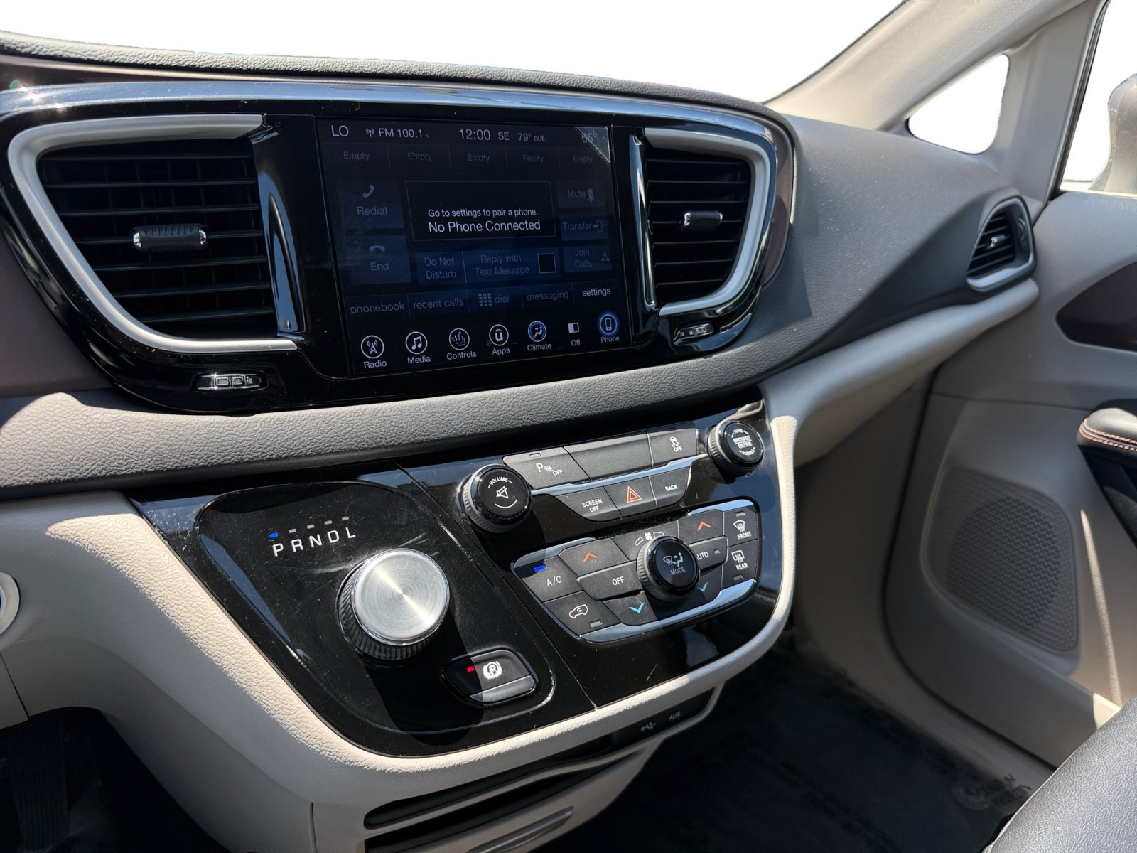 Used 2017 Molten Silver Chrysler Touring L image 12