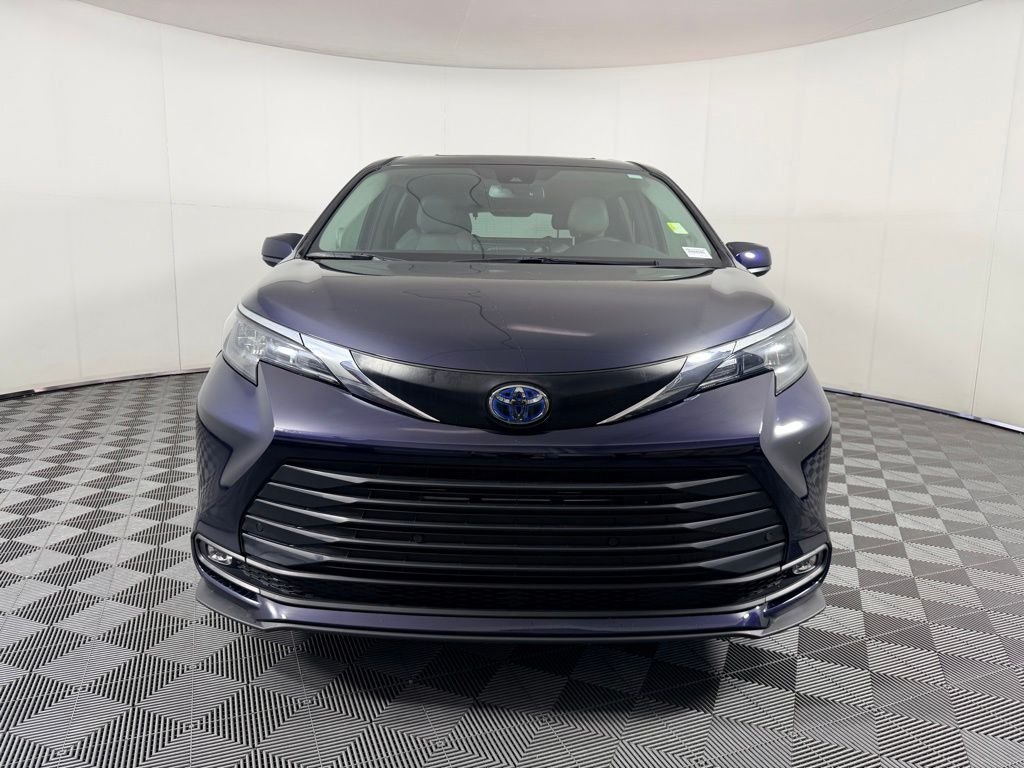 Certified Used 2025  Toyota XLE image 11