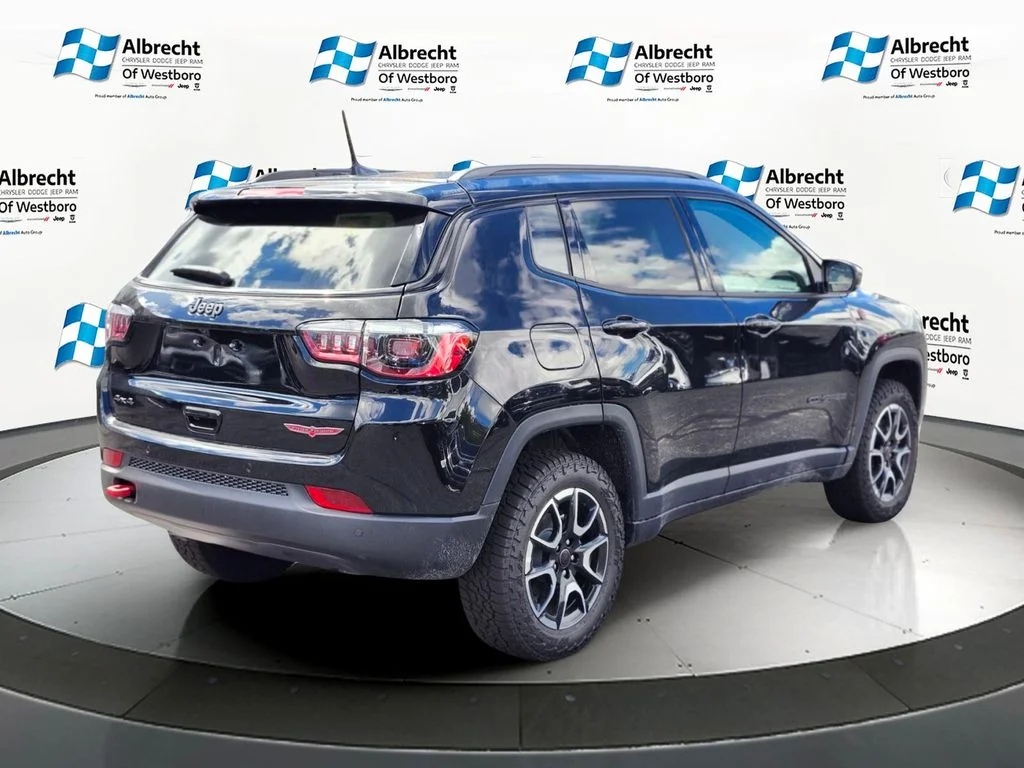 New 2026 Diamond Black Crystal Pearl-Coat Exterior Paint Jeep Trailhawk image 5