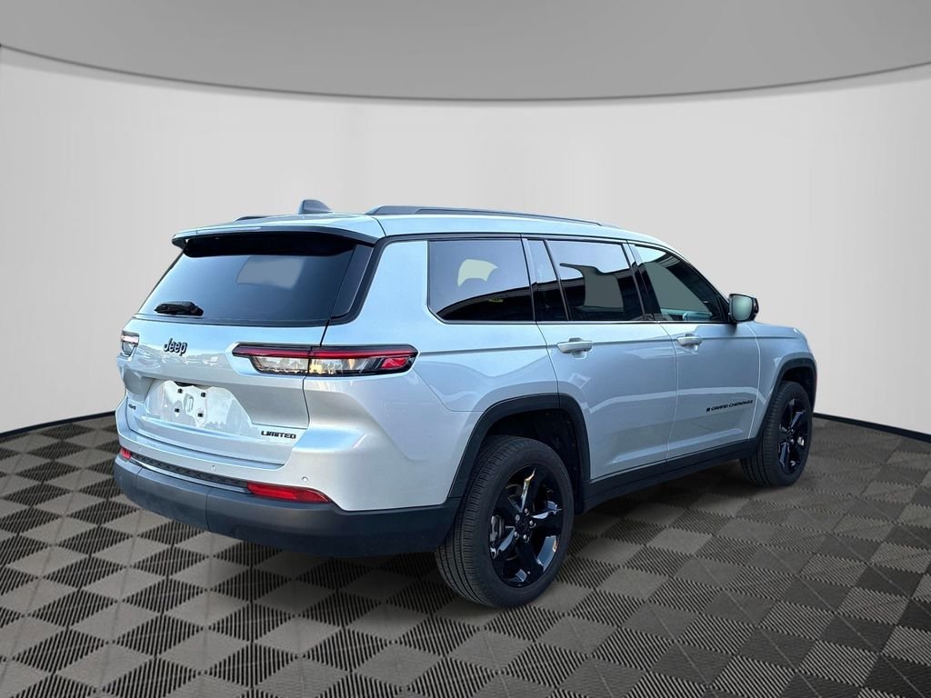 Used 2024 Silver Jeep Limited image 7