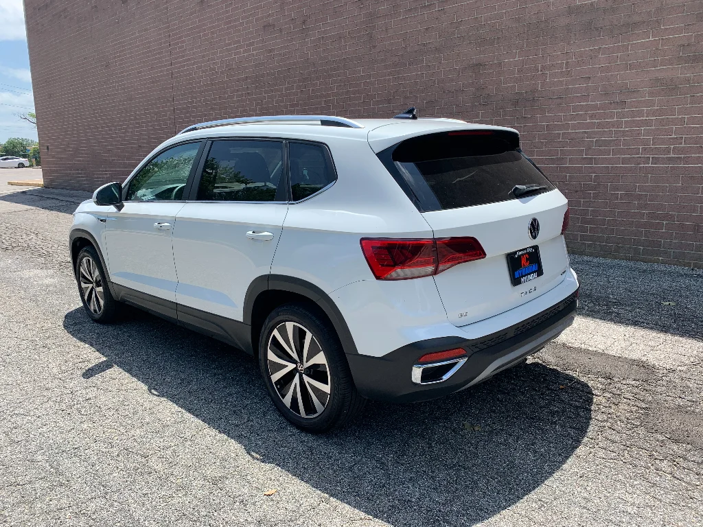 Used 2023 White Volkswagen SE image 3