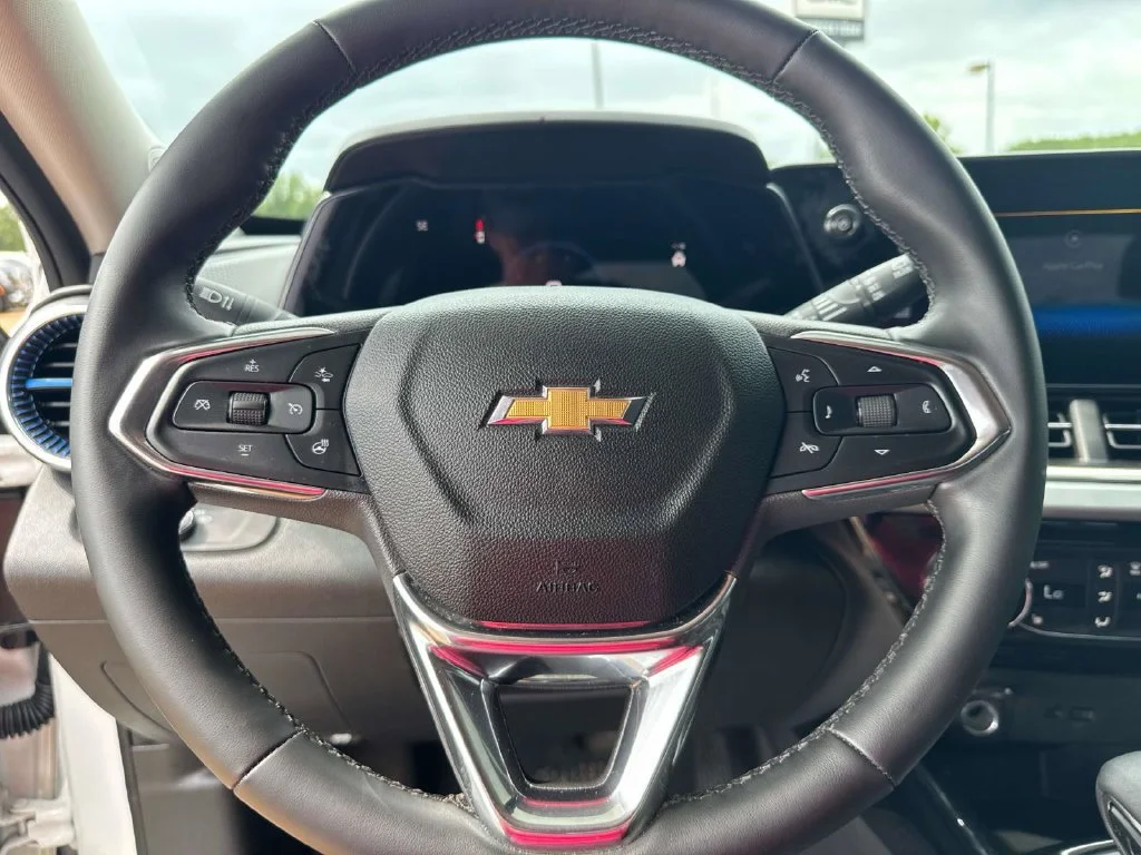 Used 2025 White Chevrolet LT image 29