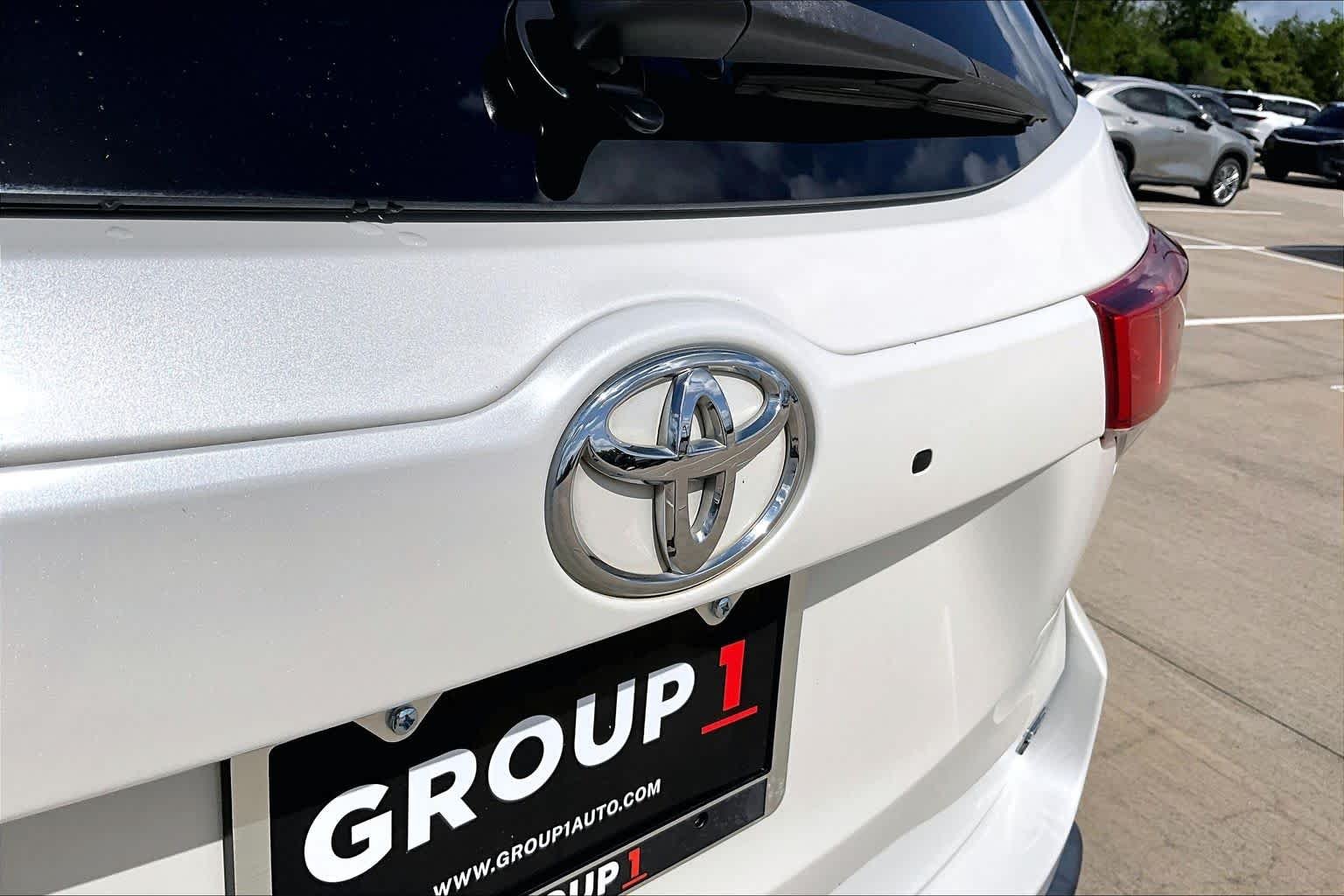 Used 2018 Blizzard Pearl Toyota SE image 46