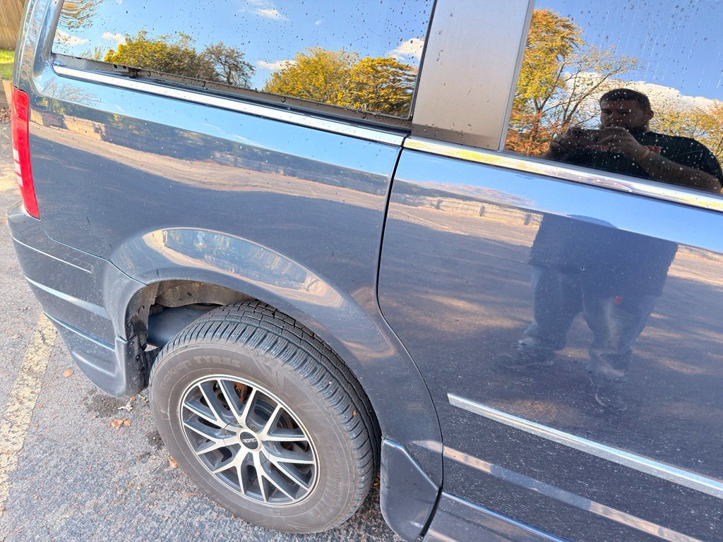 Used 2009 Blue Chrysler Touring image 7