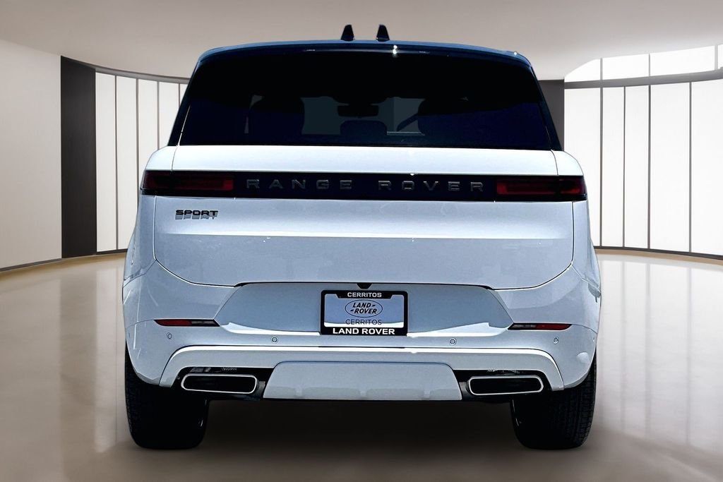 New 2026 FUJI WHITE Land Rover Dynamic SE image 4