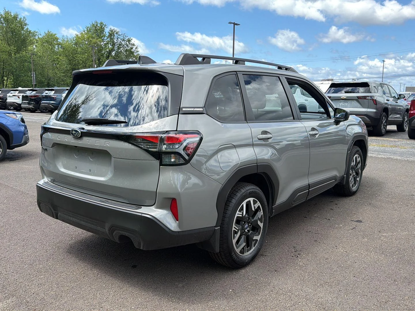Used 2025 River Rock Pearl Subaru Premium image 8