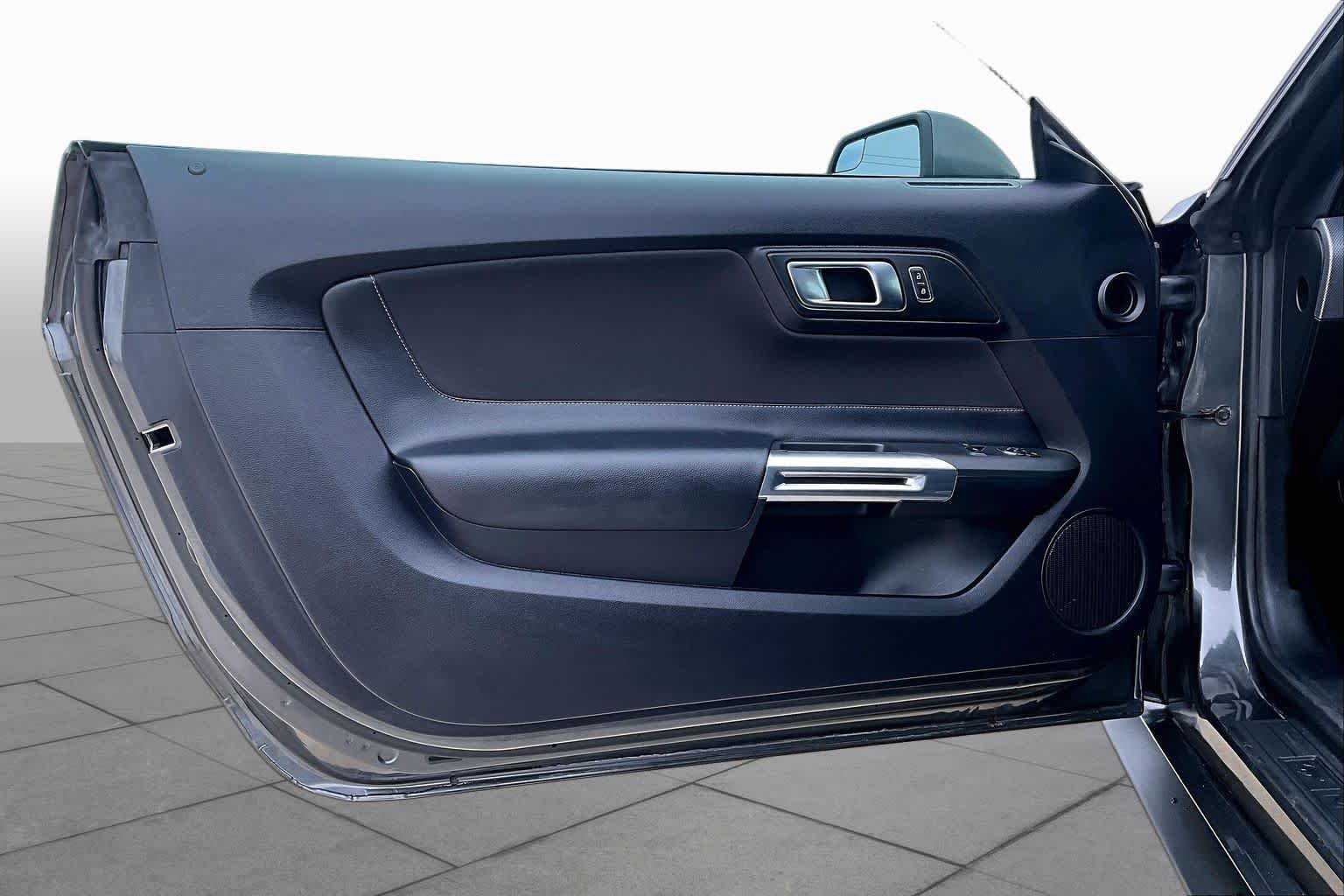 Used 2019 Magnetic Metallic Ford GT image 19