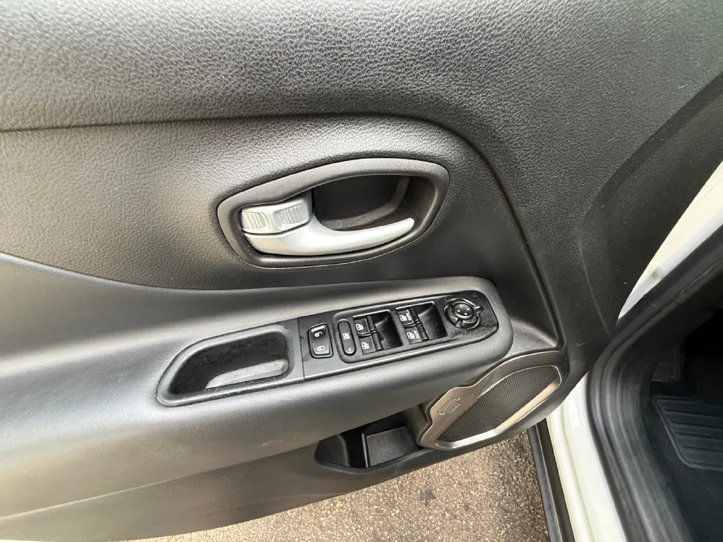 Used 2023 White Jeep Latitude image 11