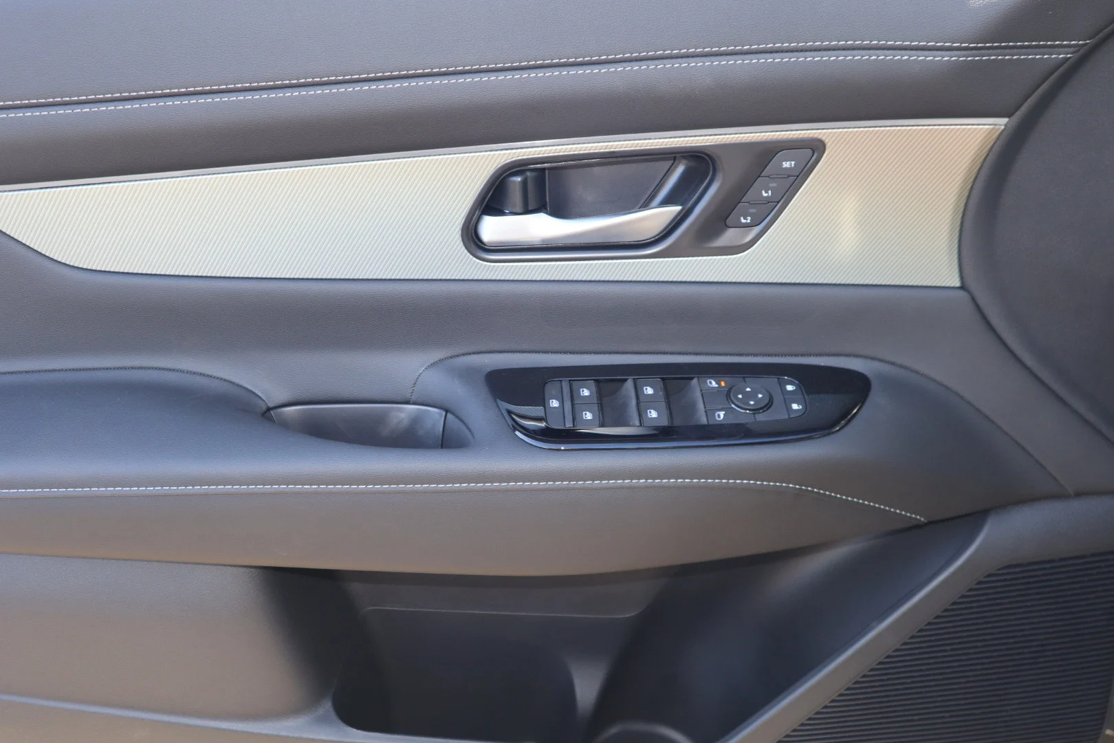 New 2026 Everest White Pearl TriCoat Nissan SL image 4