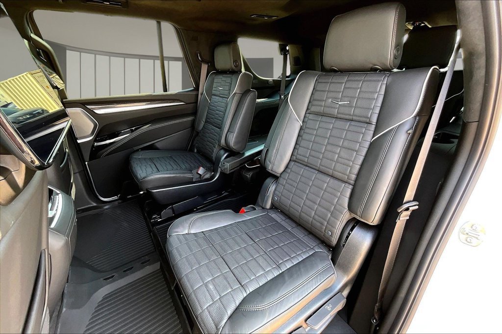 New 2027 Vibrant White Tricoat Cadillac V-Series image 10