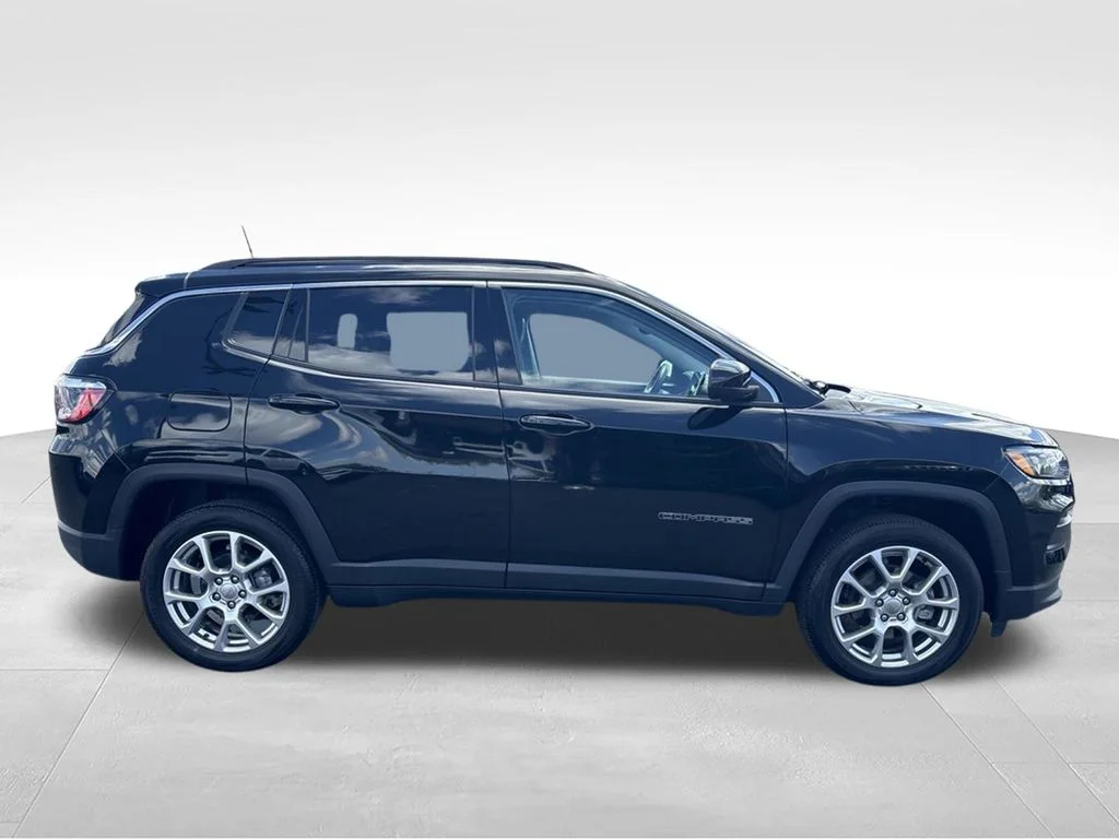 Used 2022 Black Jeep Latitude Lux image 2