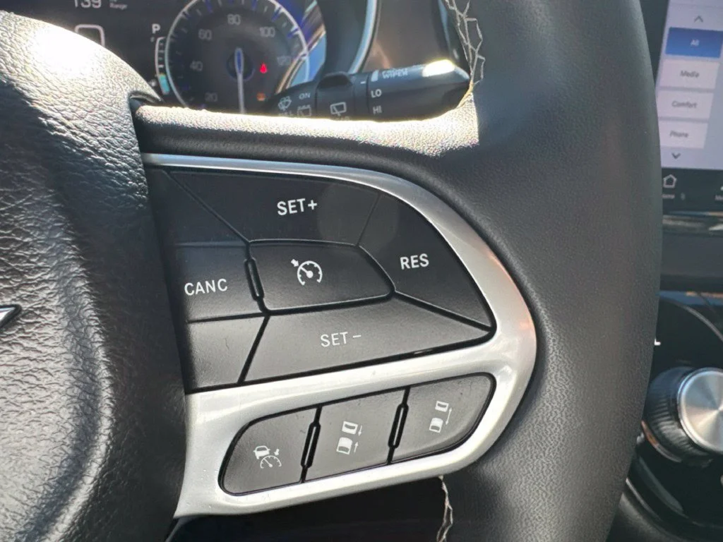 Used 2025 Diamond Black Crystal Pearlcoat Chrysler Select image 18