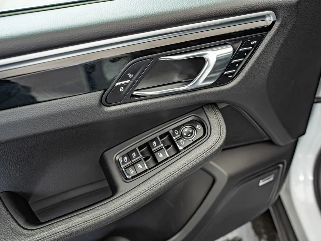 Used 2018 White Porsche  image 22