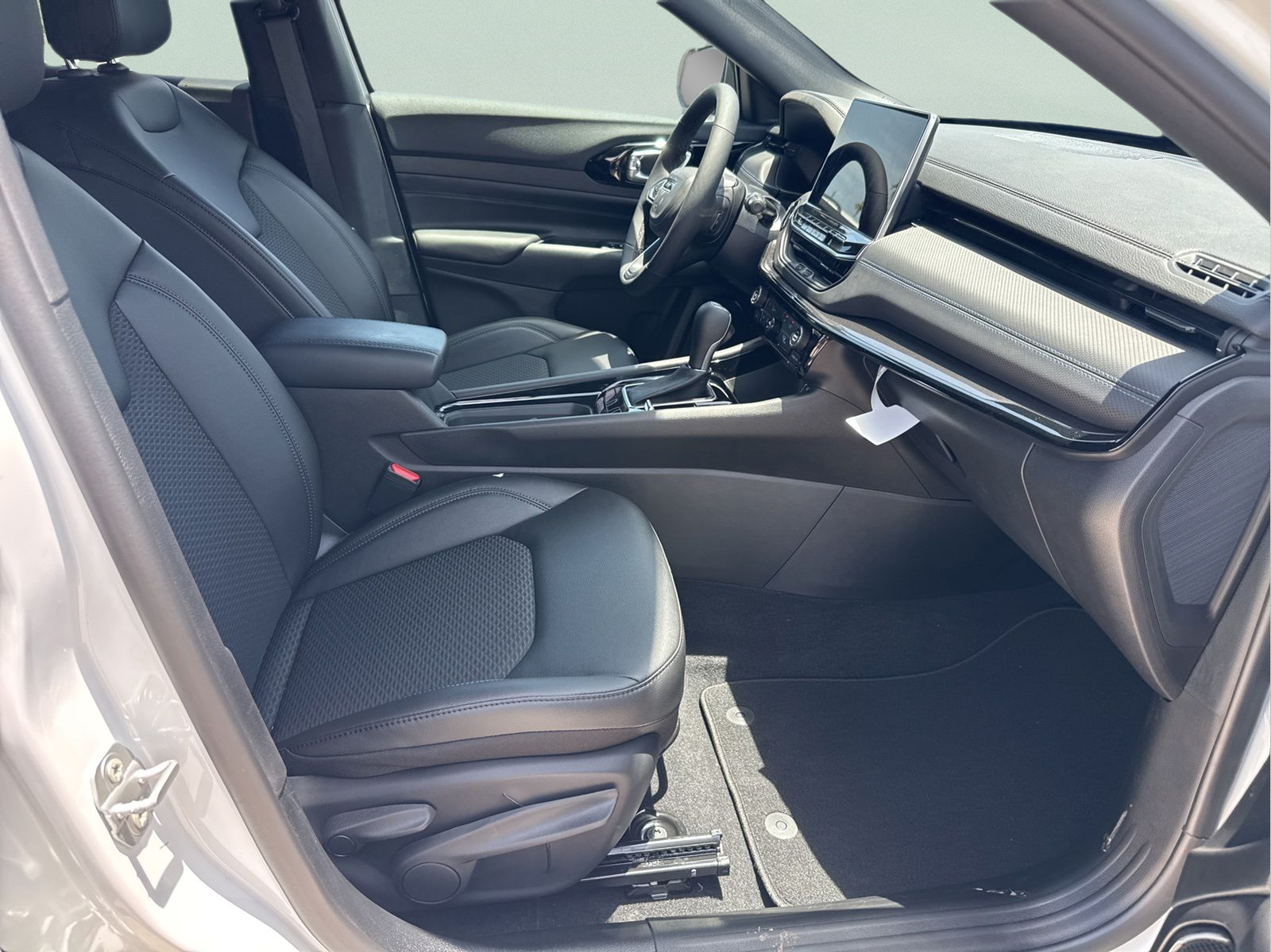 New 2026 Bright White Clearcoat Jeep Latitude image 17