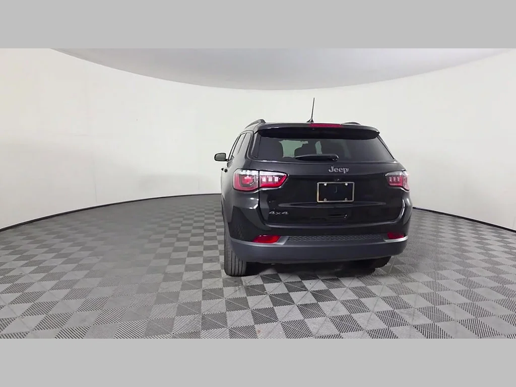 New 2026 Diamond Black Crystal Pearl-Coat Exterior Paint Jeep Latitude Altitude image 30
