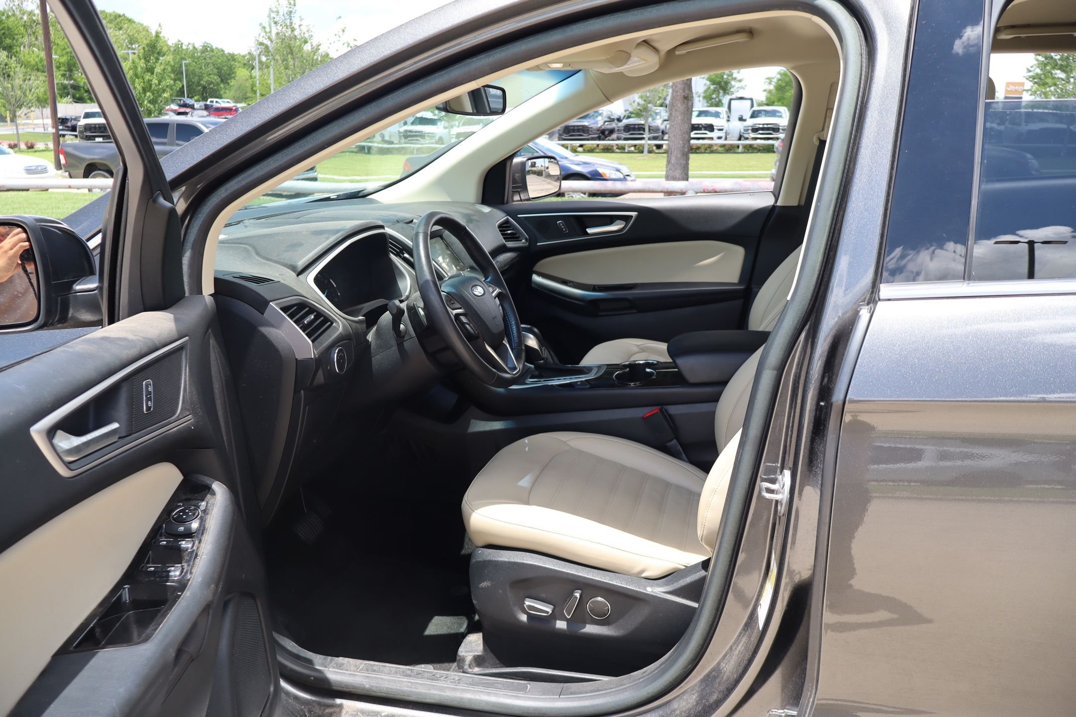 Used 2018 Gray Ford SEL image 23