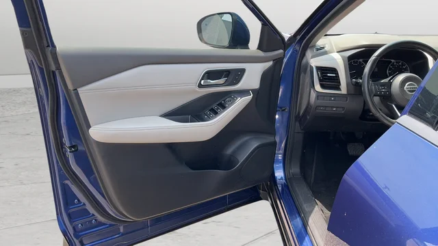 Used 2021 Blue Nissan SL image 19
