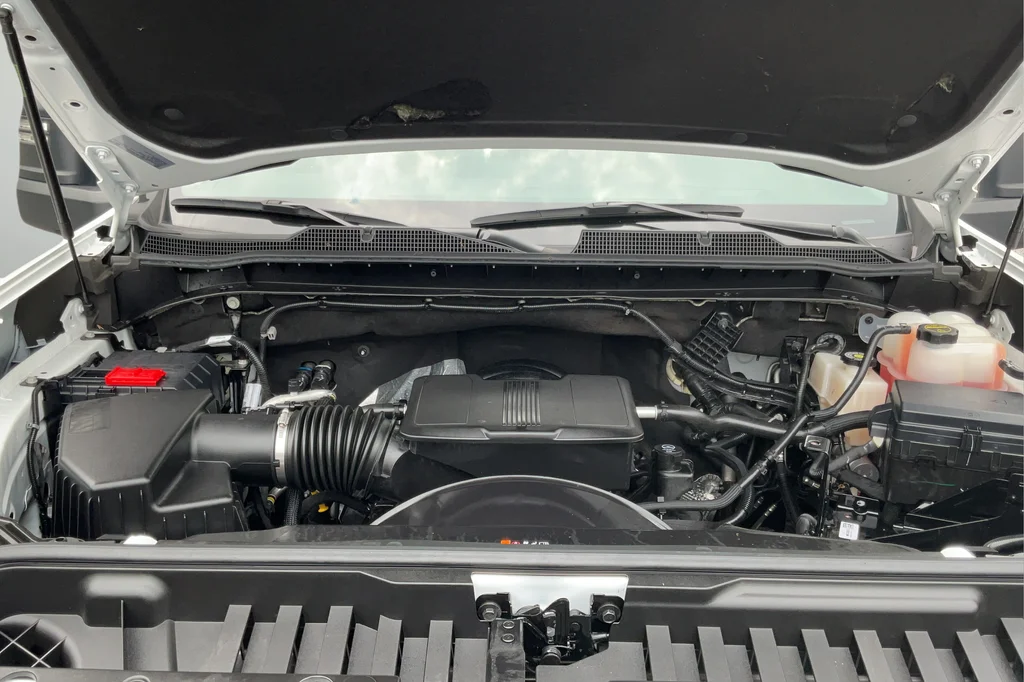 Used 2025 White Chevrolet Custom image 23