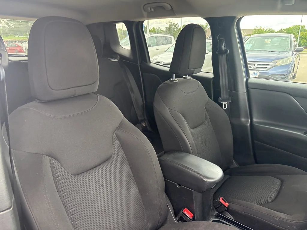 Used 2018 Blue Jeep Latitude image 25