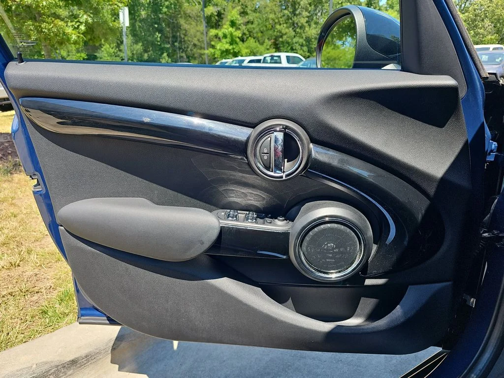 Used 2018 Blue MINI Base image 25