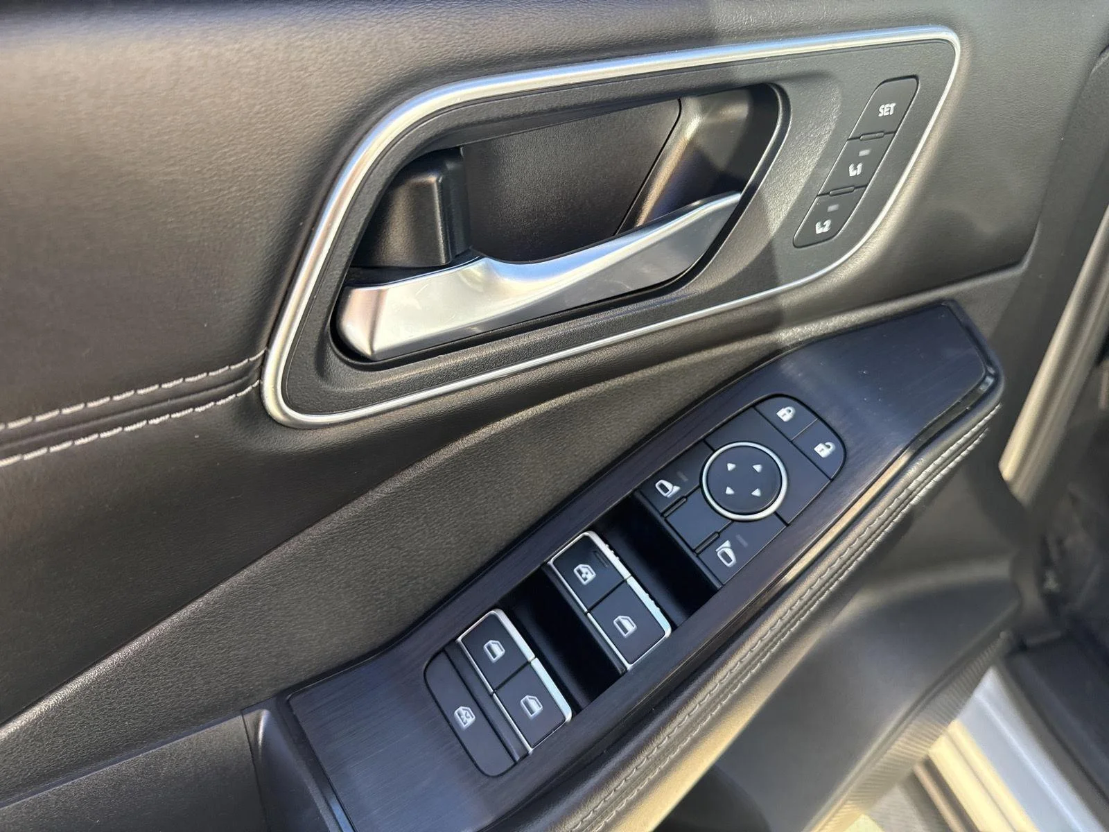 Used 2021 Brilliant Silver Metallic Nissan SL image 18