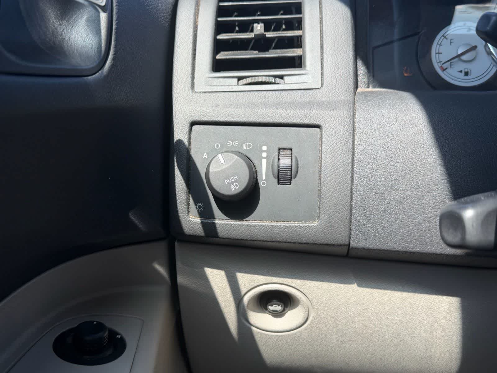 Used 2007 Bright Silver Metallic Chrysler Limited image 12