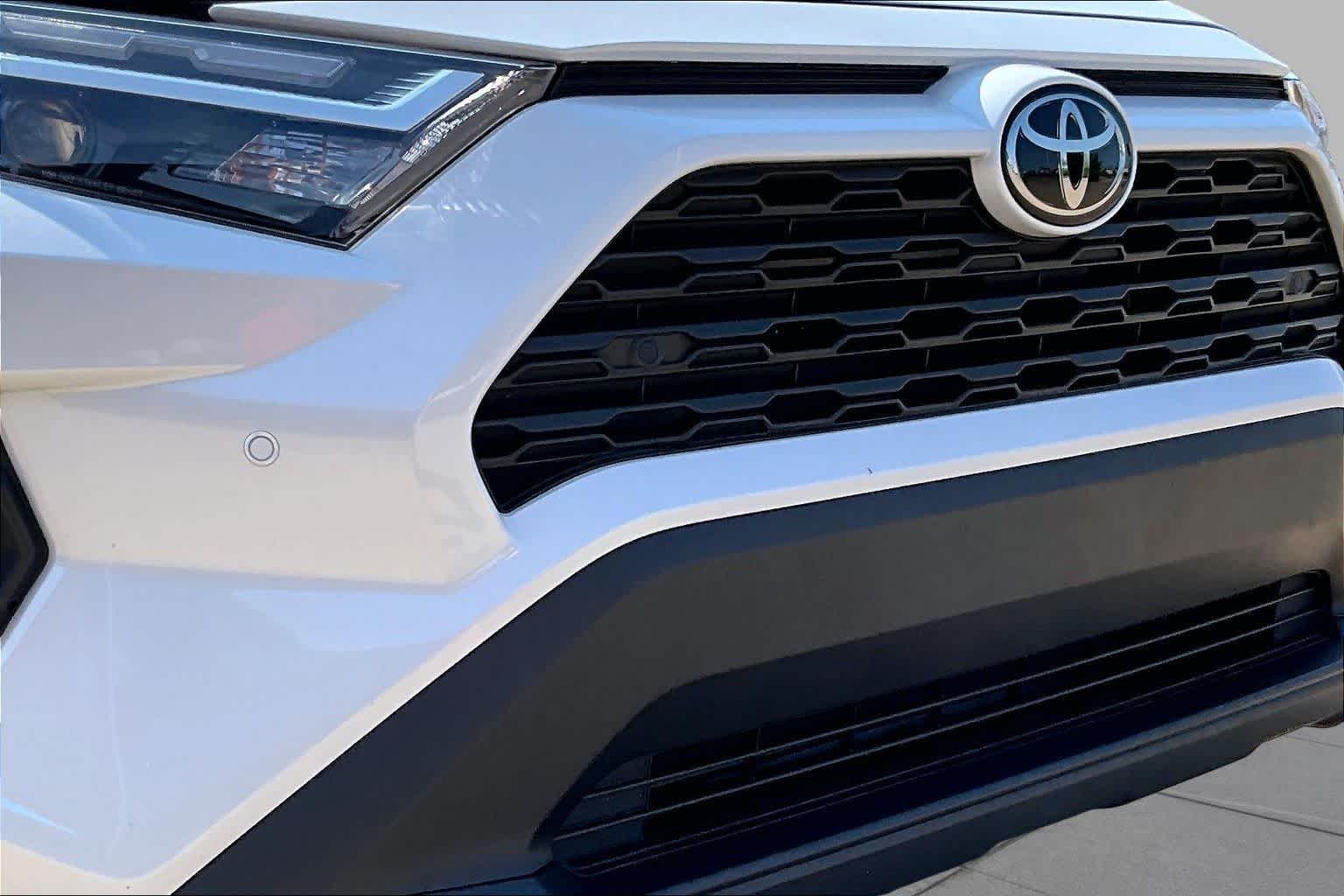Used 2023 Wind Chill Pearl Toyota XLE Premium image 28
