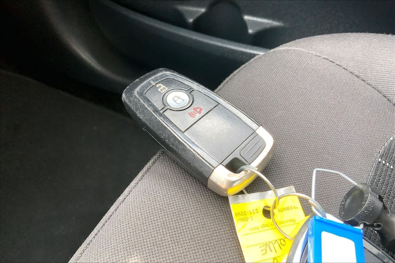 Used 2018 Lightning Blue Metallic Ford SE image 13
