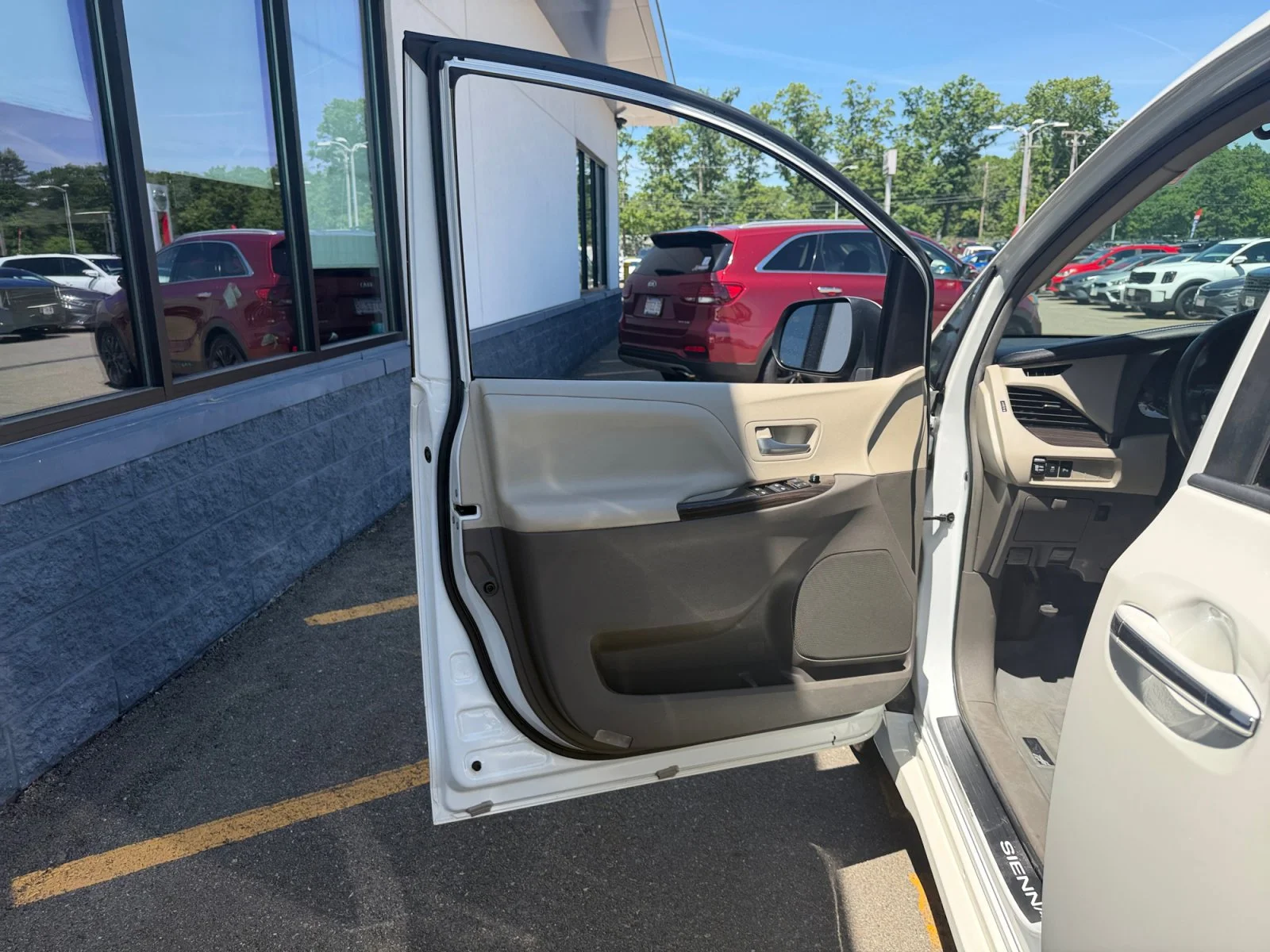 Used 2018 Super White Toyota XLE Premium image 28