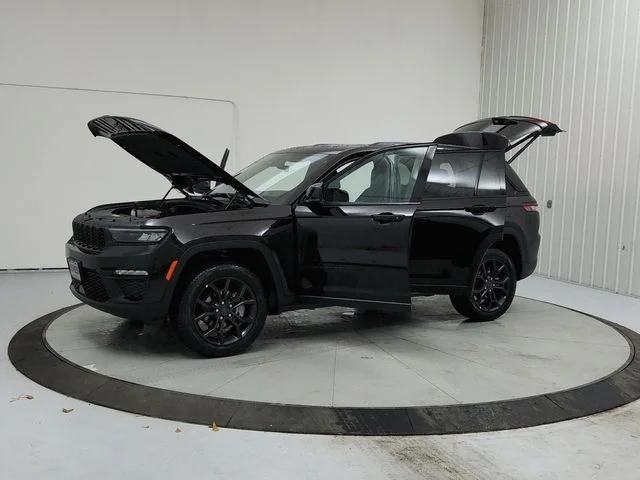 New 2025 Diamond Black Crystal Pearl-Coat Exterior Paint Jeep Limited image 11