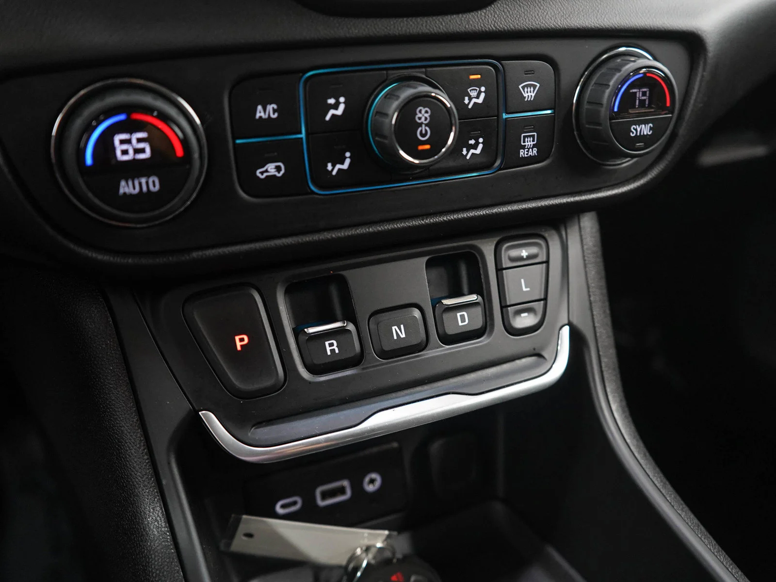 Used 2019 BLUE STEEL METALLIC GMC SLE image 27