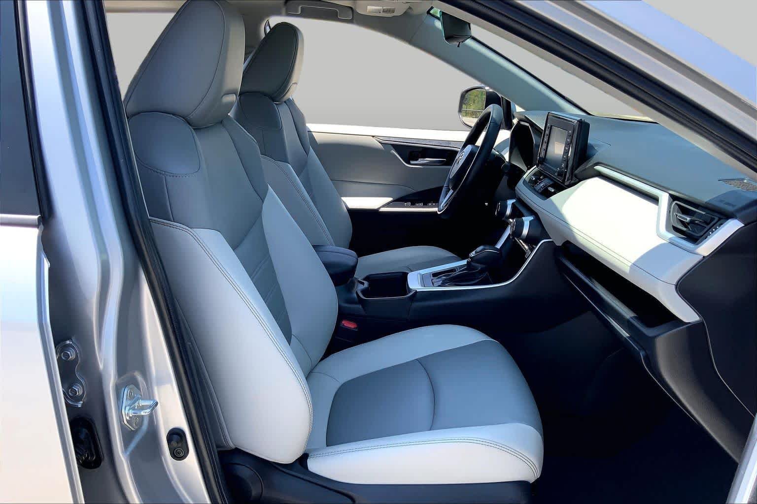 Used 2022 Silver Sky Metallic Toyota XLE Premium image 9