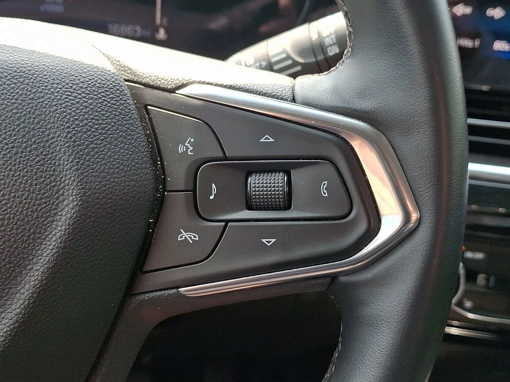 Used 2025 Yellow Chevrolet ACTIV image 22