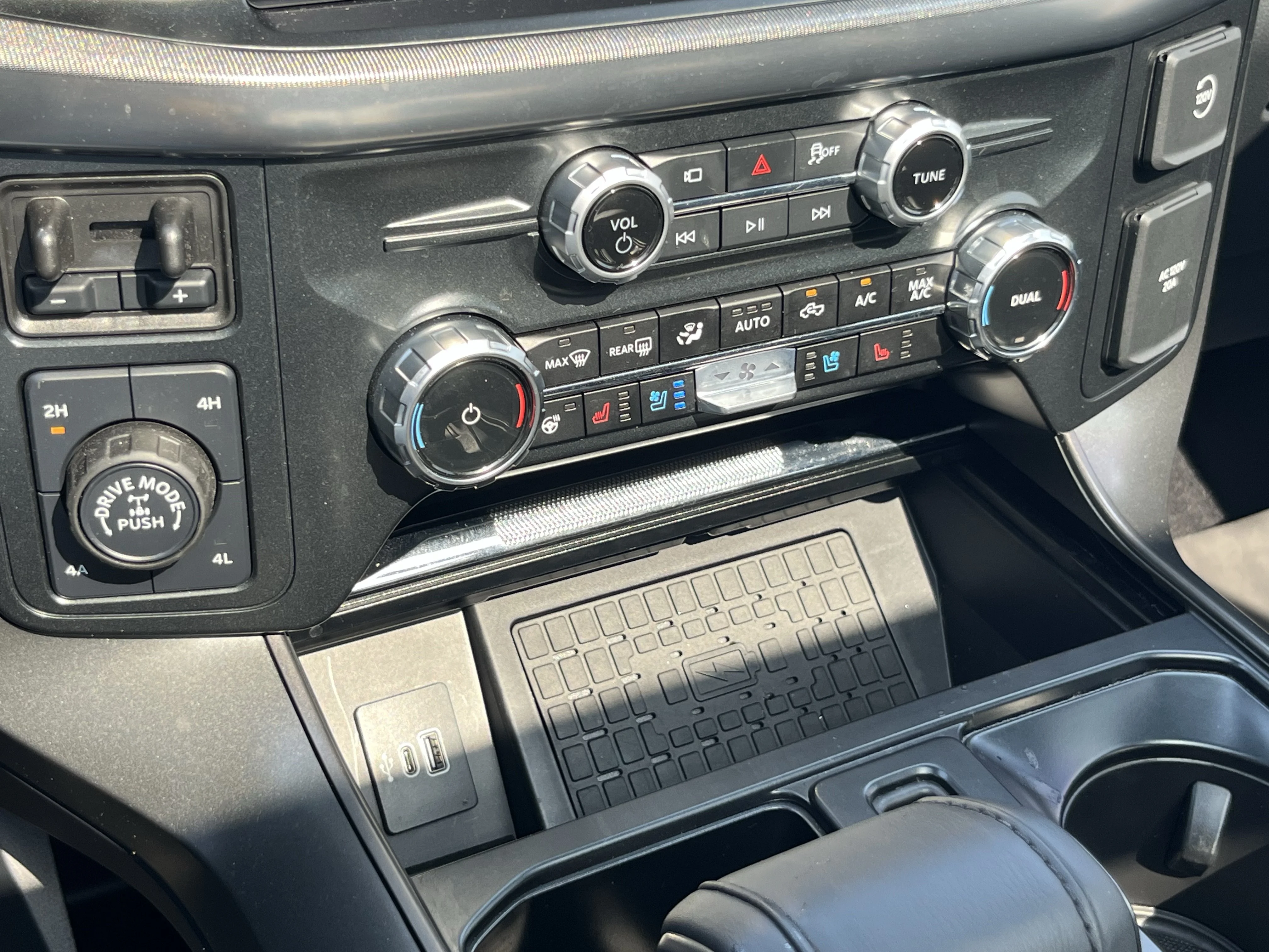 Used 2025 Black Metallic Ford Lariat image 33