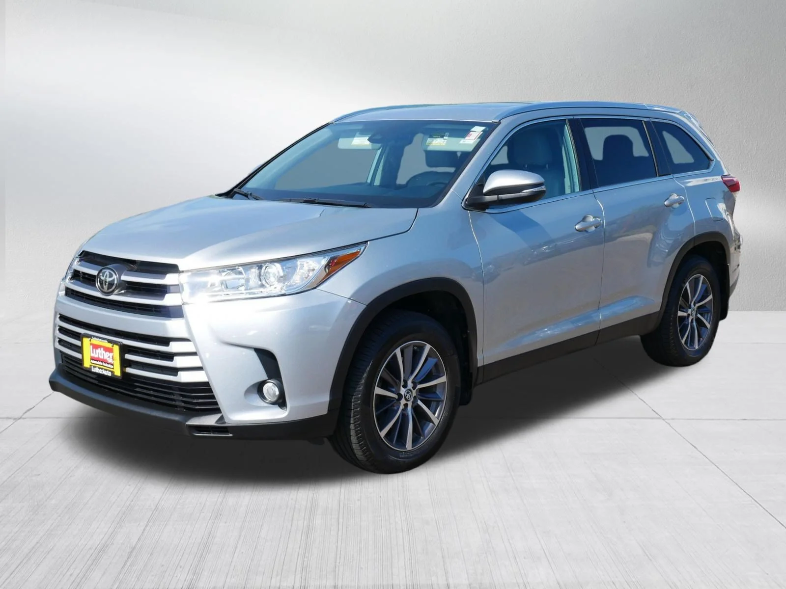 Used 2019 Celestial Silver Metallic Toyota XLE image 3