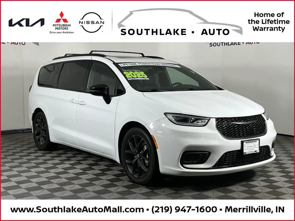 2025 Chrysler Pacifica Limited's photo
