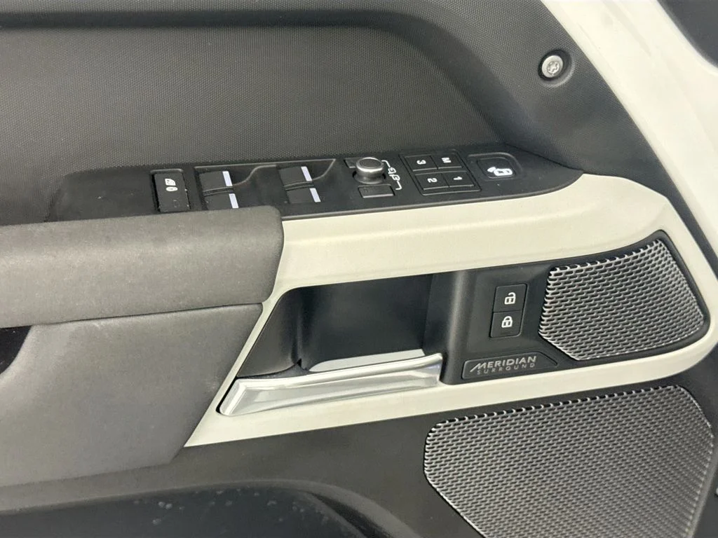 Certified Used 2022 White Land Rover X-Dynamic SE image 17