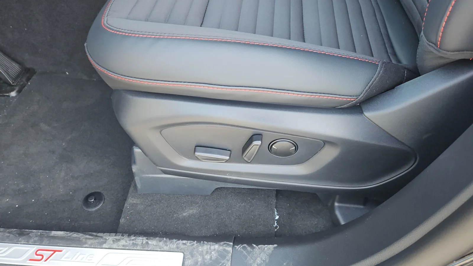 New 2026 Agate Black Metallic Ford ST-Line image 8