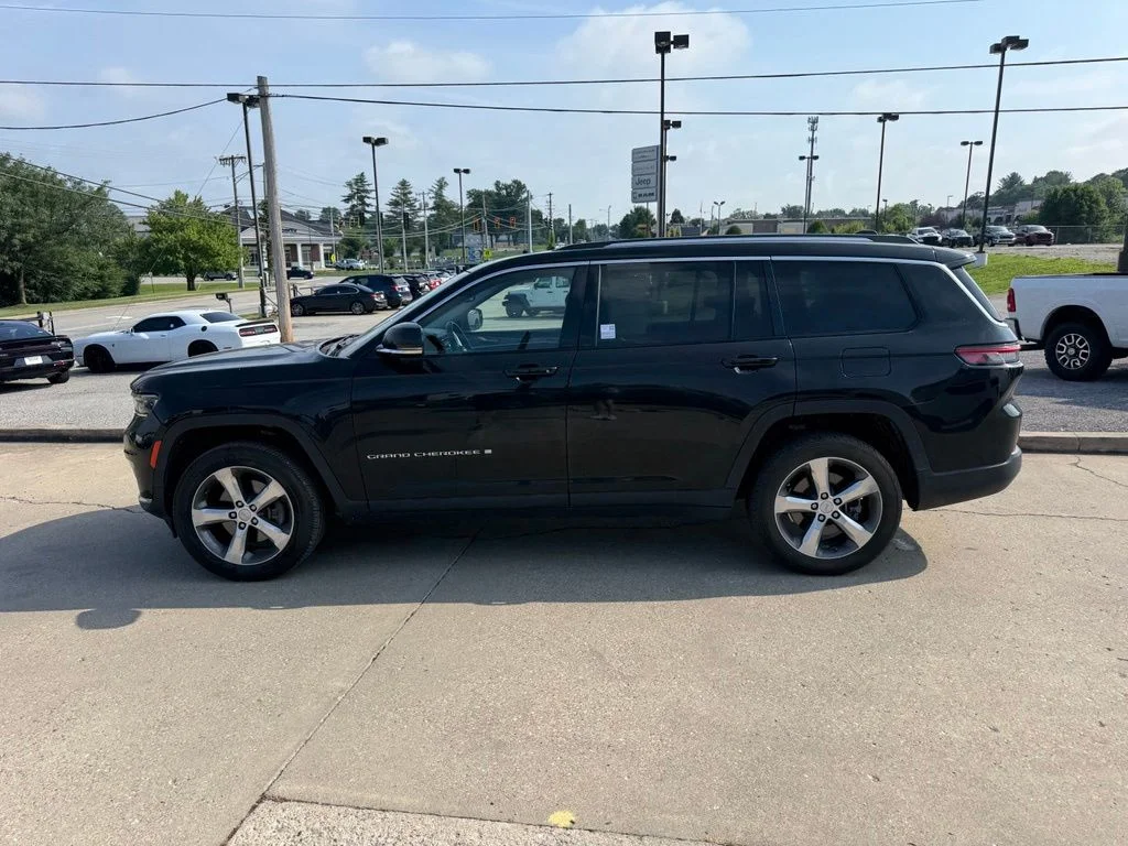Used 2022 Black Jeep Limited image 9