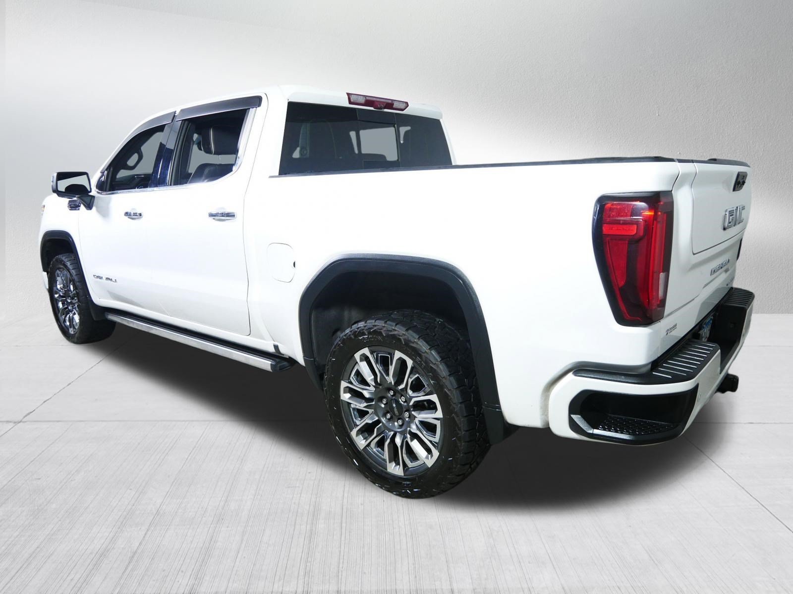 Used 2023 White Frost Tricoat GMC Denali Ultimate image 5