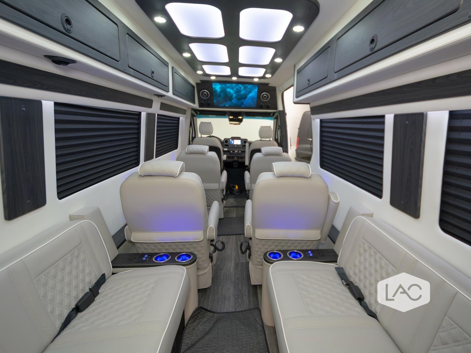 New 2026 Arctic White OGV Luxury Coach AWD (10OBA)10-Pass*ADV Wheel Pkg*PetSafe image 32