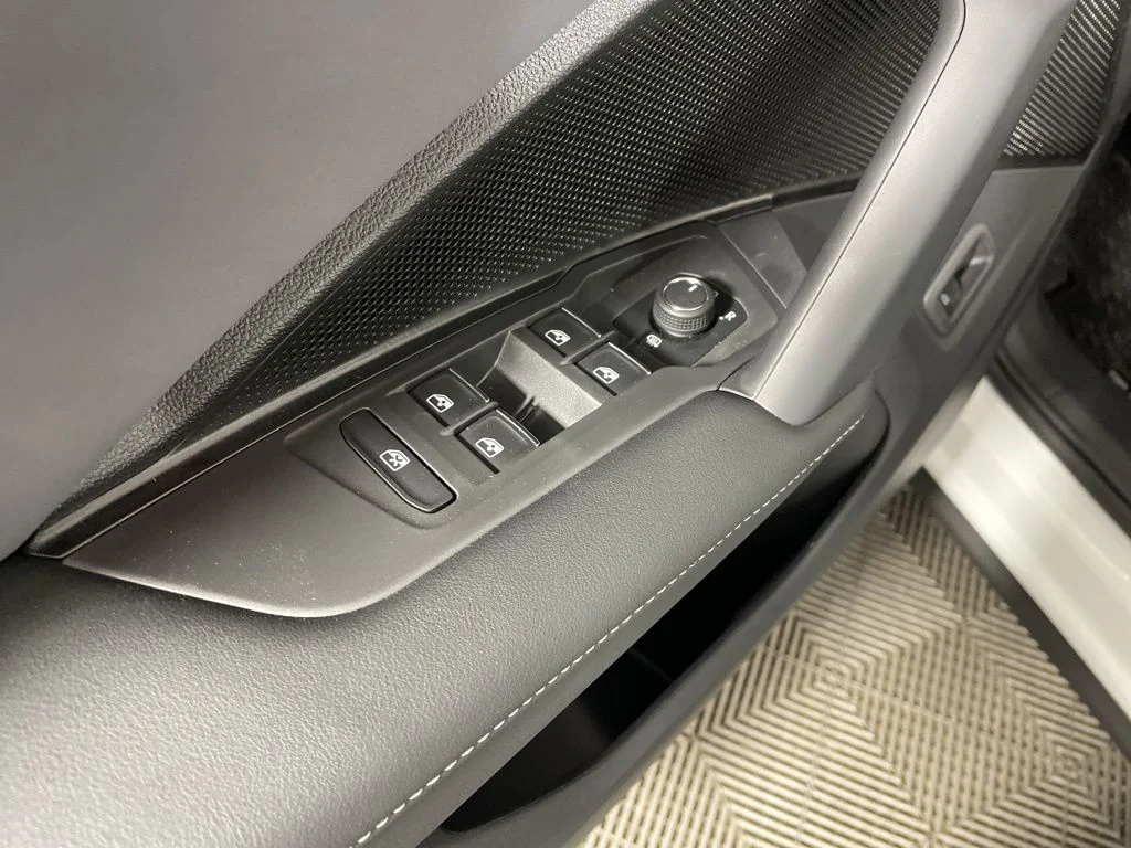 New 2026 White/off-white Volkswagen 2.0T SE image 9