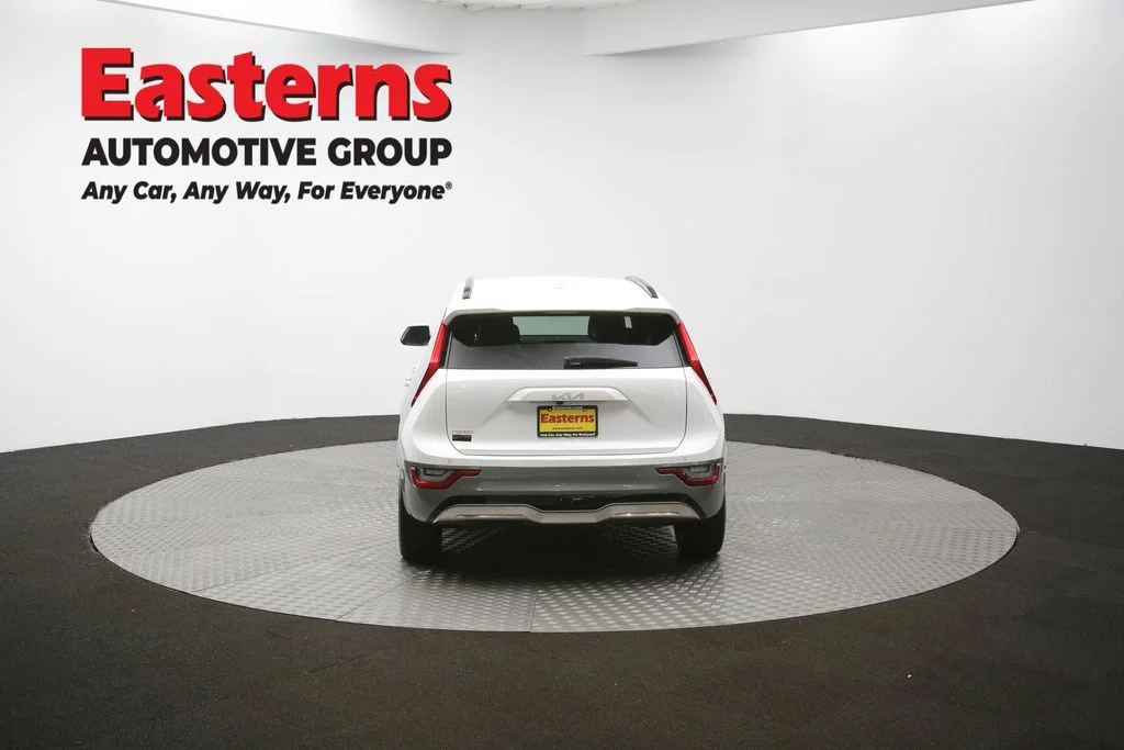 Used 2023 White Kia Wave image 39
