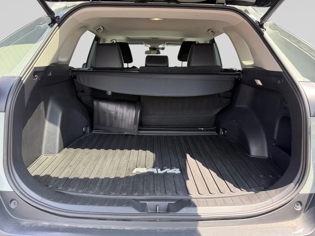 Used 2022 Green Toyota XLE Premium image 19