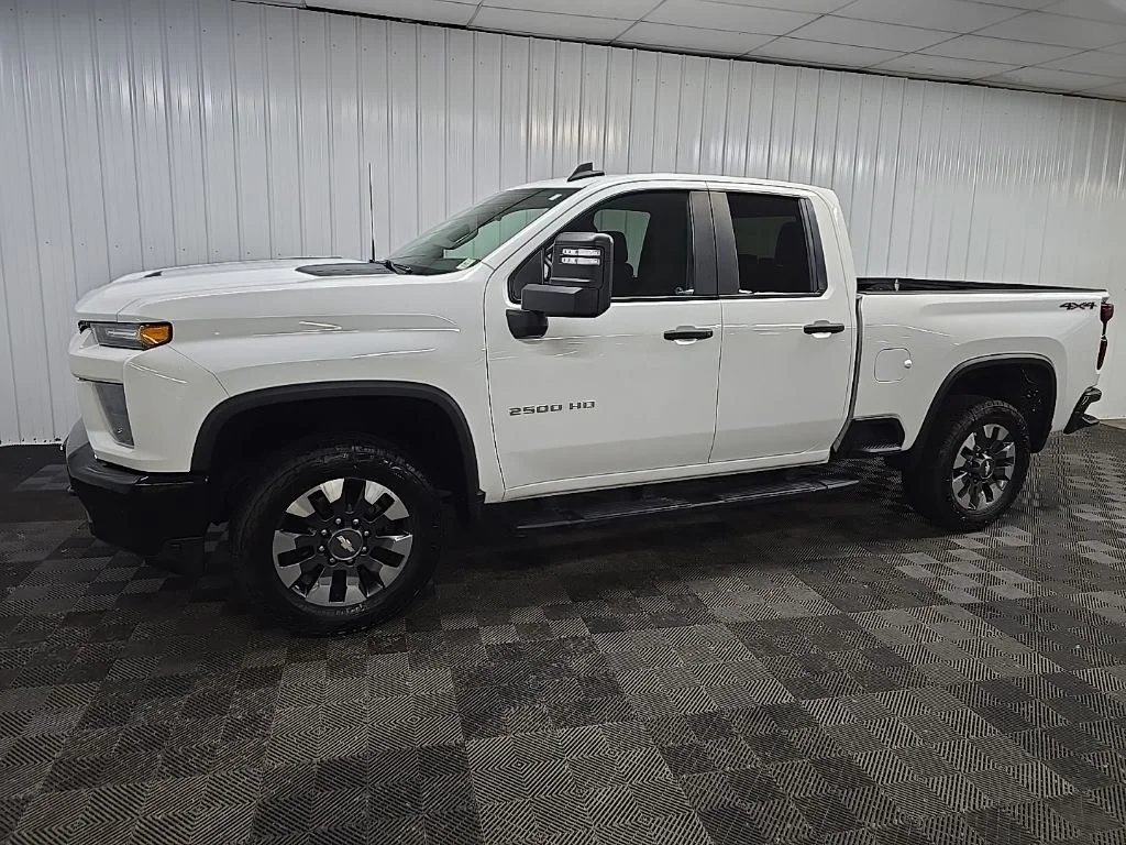 Used 2021 White Chevrolet Custom image 5