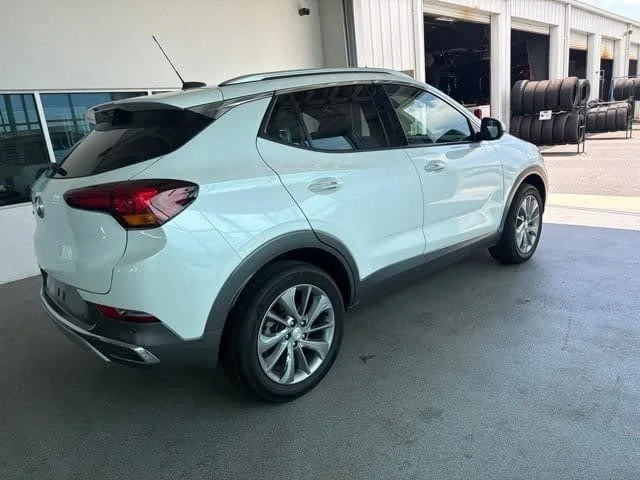 Used 2023 White Frost Tricoat Buick Essence image 9