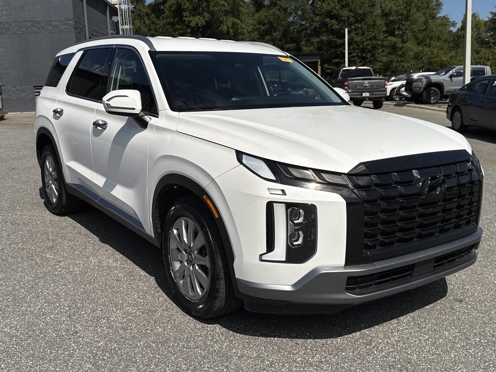 Used 2024 Hyper White Hyundai SEL 7P image 1