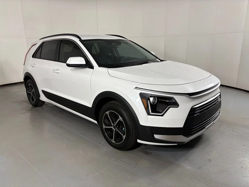 New 2026 Snow White Pearl Kia LX image 2