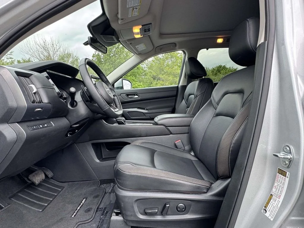 Used 2025 Silver Nissan SL image 14