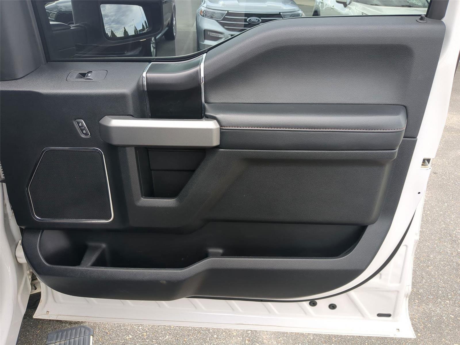 Used 2019 White Platinum Metallic Tri-Coat Ford Platinum image 33